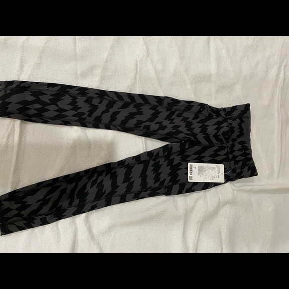 Lululemon invigorate Hr Tight 25” new with tags! - Picture 3 of 3